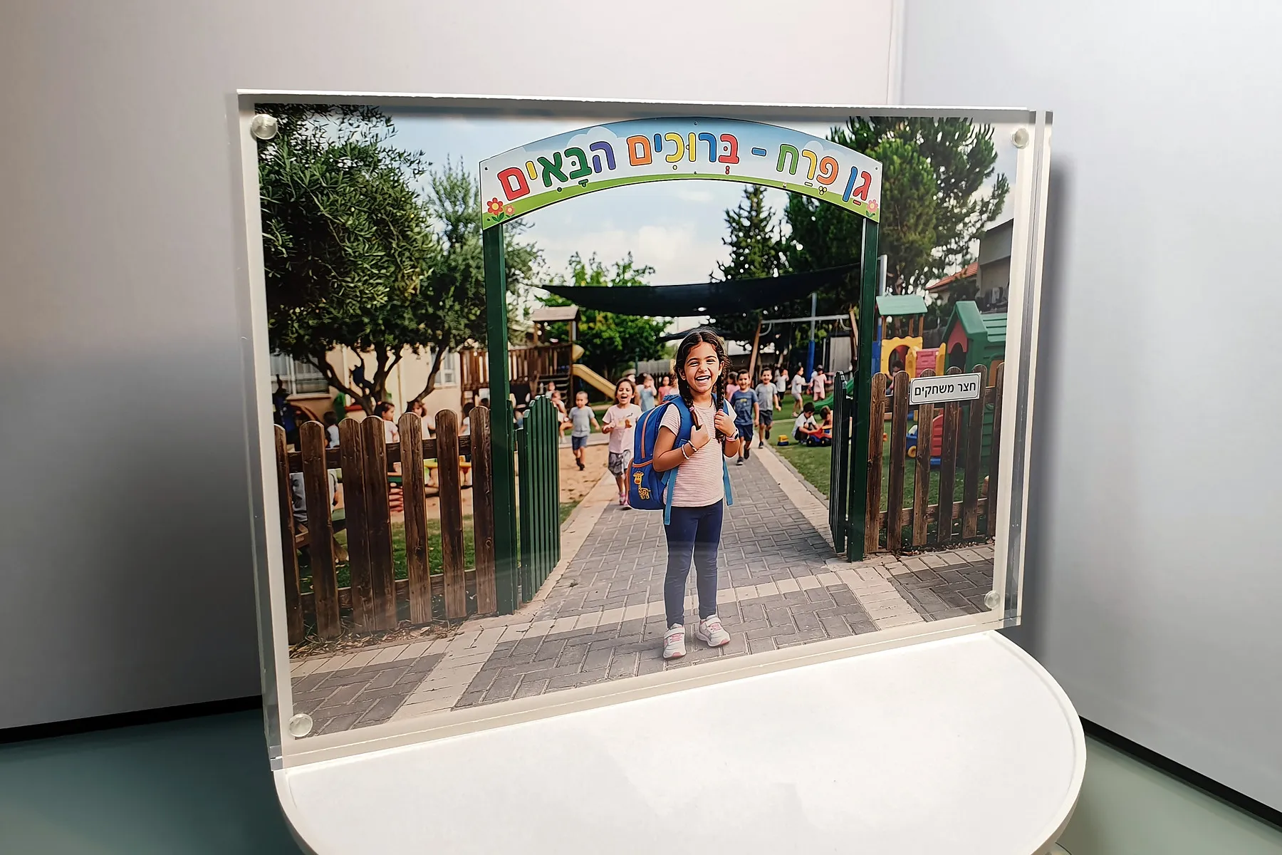 מסגרת האקריליק העבה בזווית, רואים את עובי הלוחות