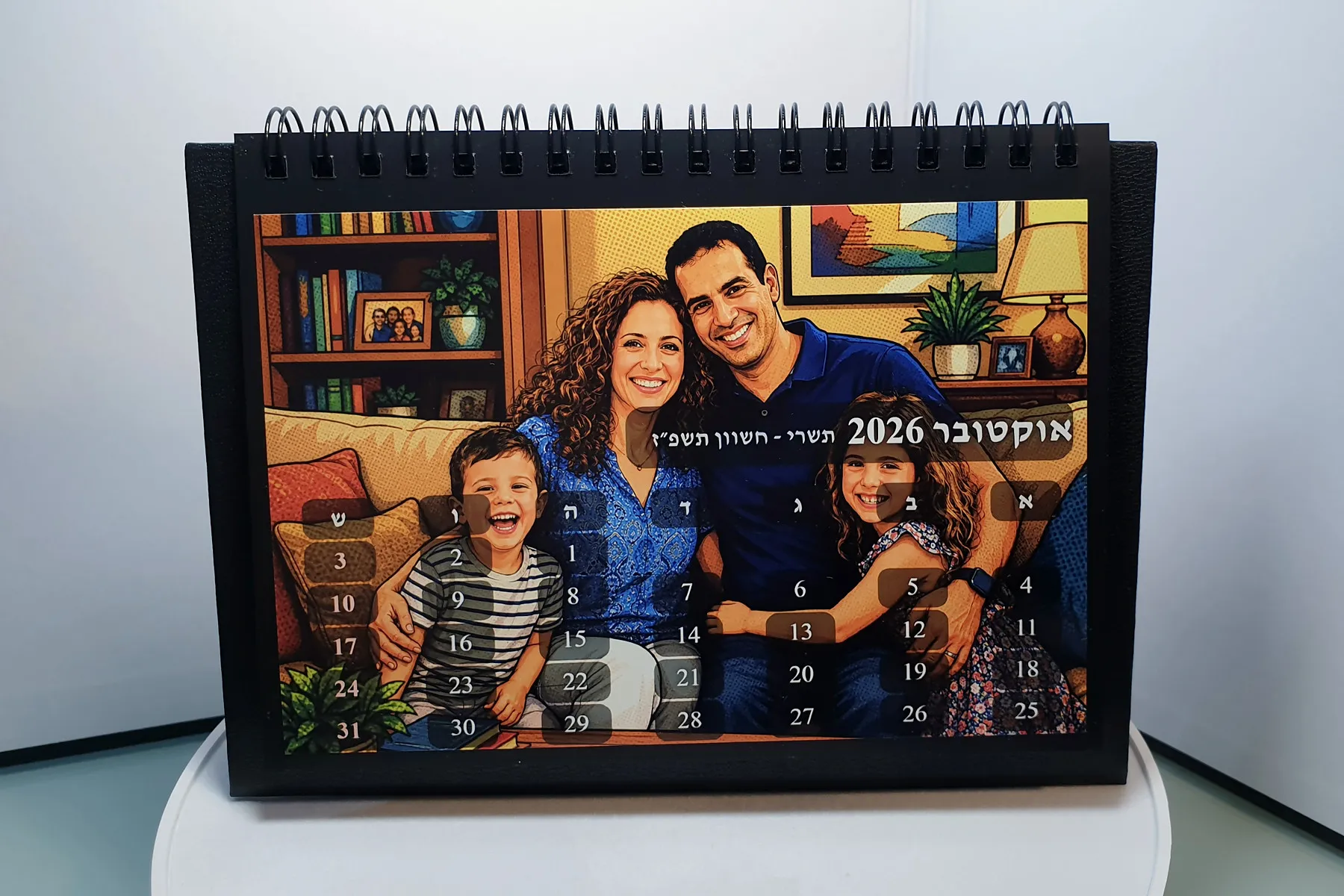 לוח השנה על השולחן, פתוח על חודש אוקטובר עם איור משפחתי
