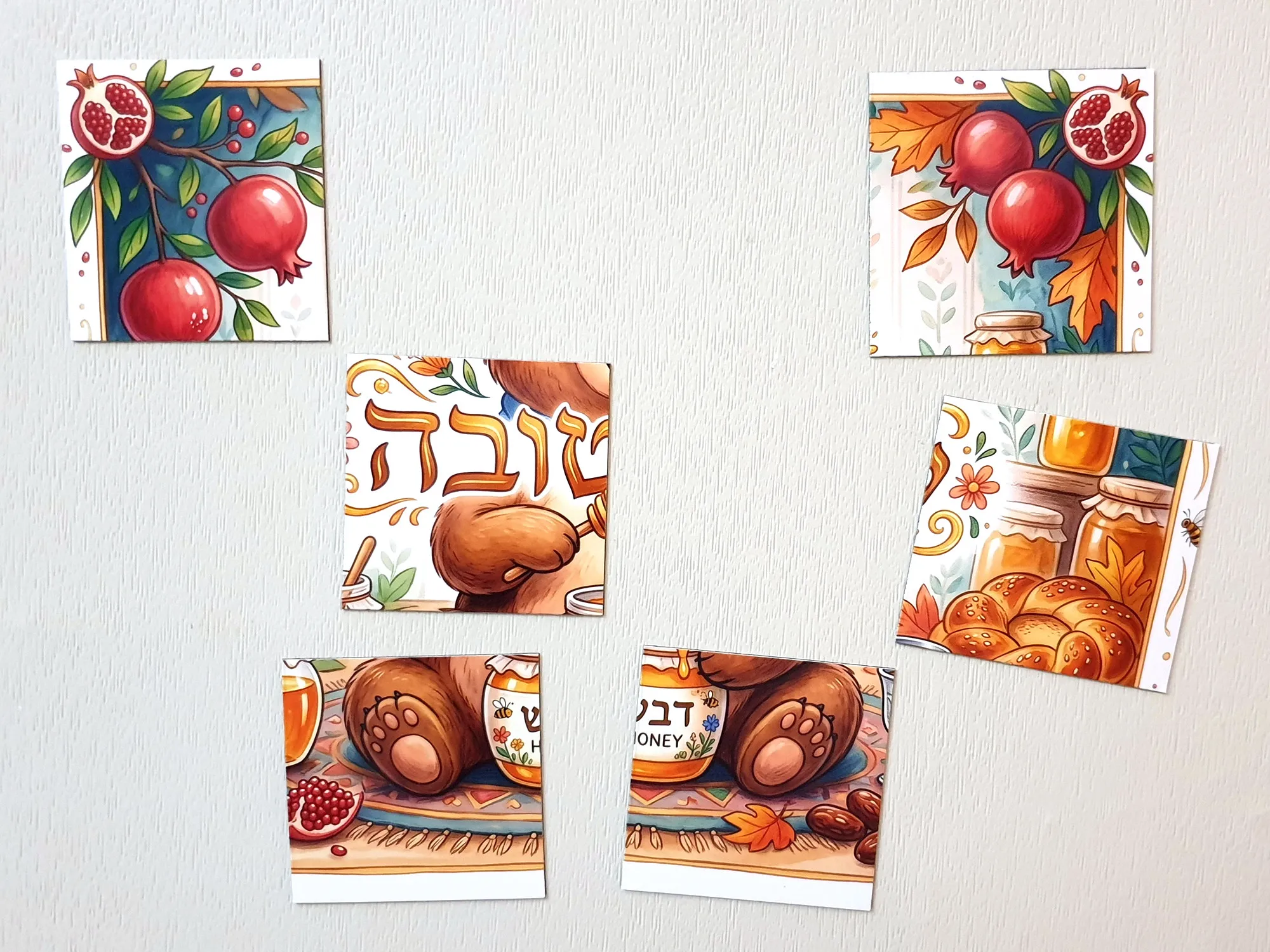 איור של דוב חמוד יושב מול צנצנת דבש עם כף דבש, מוקף ברימונים, תפוחים וחלה, ומעליו הכיתוב שנה טובה - זווית נוספת
